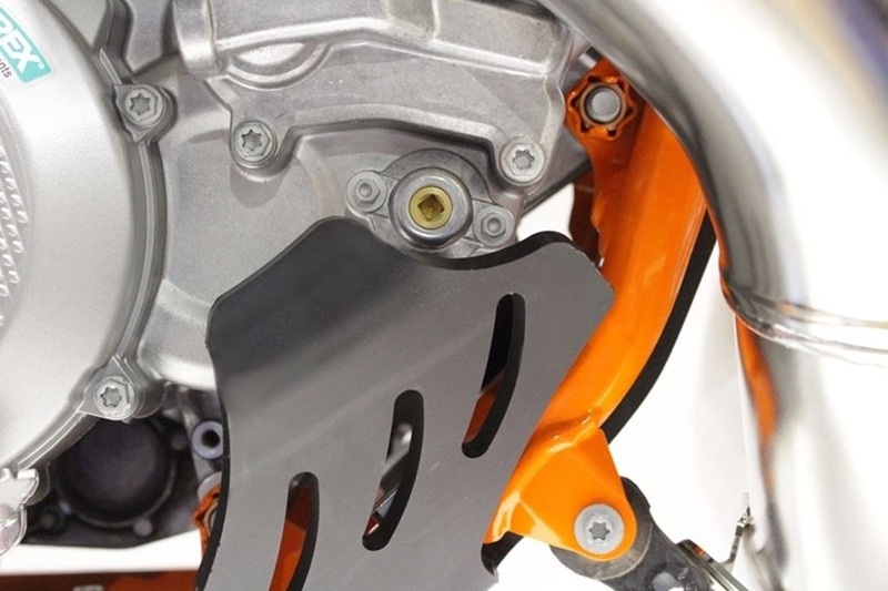 Cubrecárter AXP Xtrem HDPE Husqvarna 17-18 TC250-TX300 negro - Imagen 3
