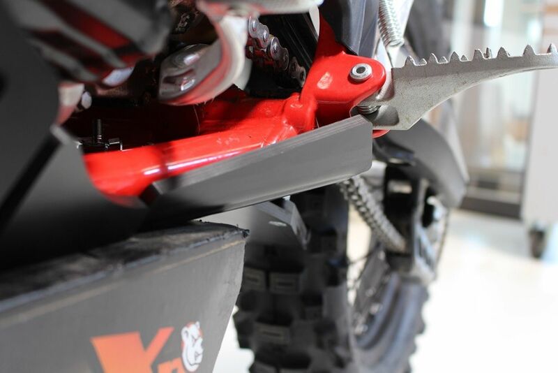Cubrecárter AXP Xtrem HDPE Beta 20 250RR-300RR negro - Imagen 2