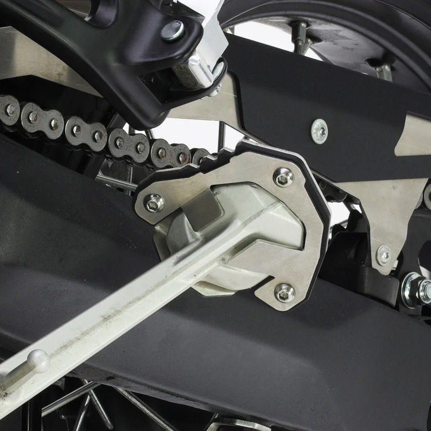 BASE CABALLETE LATERAL CROSSPRO YAMAHA TENERE 700 20-26 / RALLY 21-26 / W RAID 22-26 PLATA / NEGRO T -