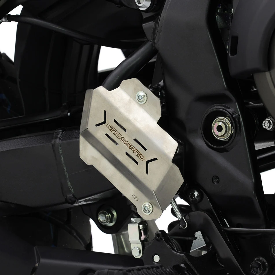 PROTECTOR BOMBA FRENO CROSSPRO SUZUKI DE 800 V-STROM 23-24 PLATA -