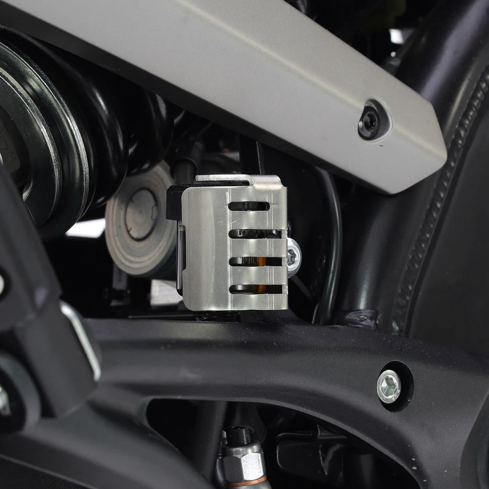 PROTECTOR DEPOSITO LIQUIDO FRENO CROSSPRO APRILIA TUAREG 660 22-25 / RALLY 25 BMW F750GS 16-22 PLAT - Plásticos y Protecciones