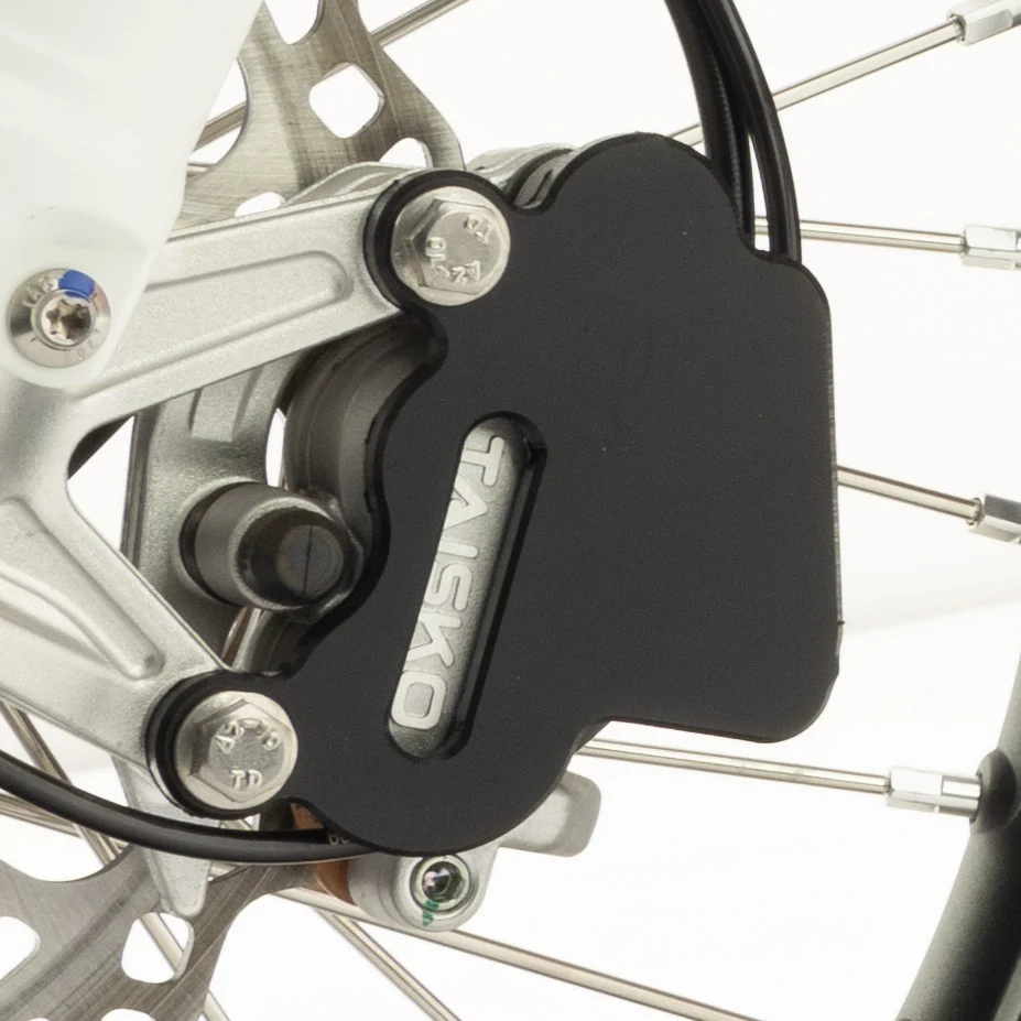 PROTECTOR PINZA FRENO CROSSPRO QJ MOTOR SRT 700 X 23-24 / CF MOTO MT-X 800 25 NEGRO T - Plásticos y Protecciones